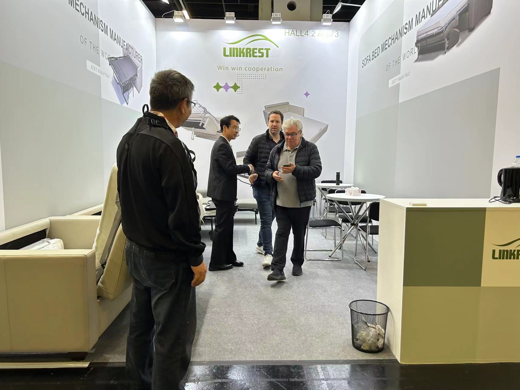 La fiera di lavorazione del legno internazionale di Colonia si è conclusa con successo e lo stand LinkRest era molto popolare.